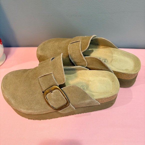 Cushionaire Women's Tan Suede Platform Slip-On Clogs size 6.5 EUC - Picture 3 of 7